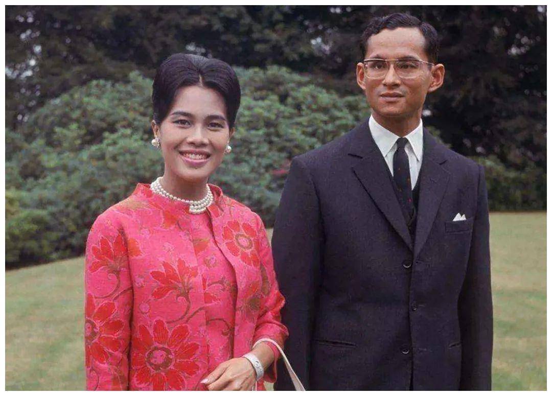 出轨男保镖,把自己打扮得更年轻了,二人共享良辰美景_普密蓬_国王