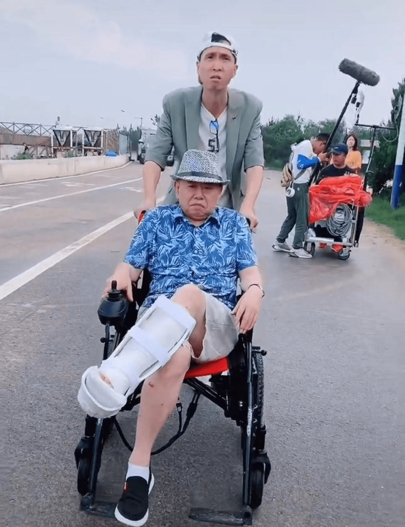 令人意外的是,与韩兆通话的人竟然是潘长江.