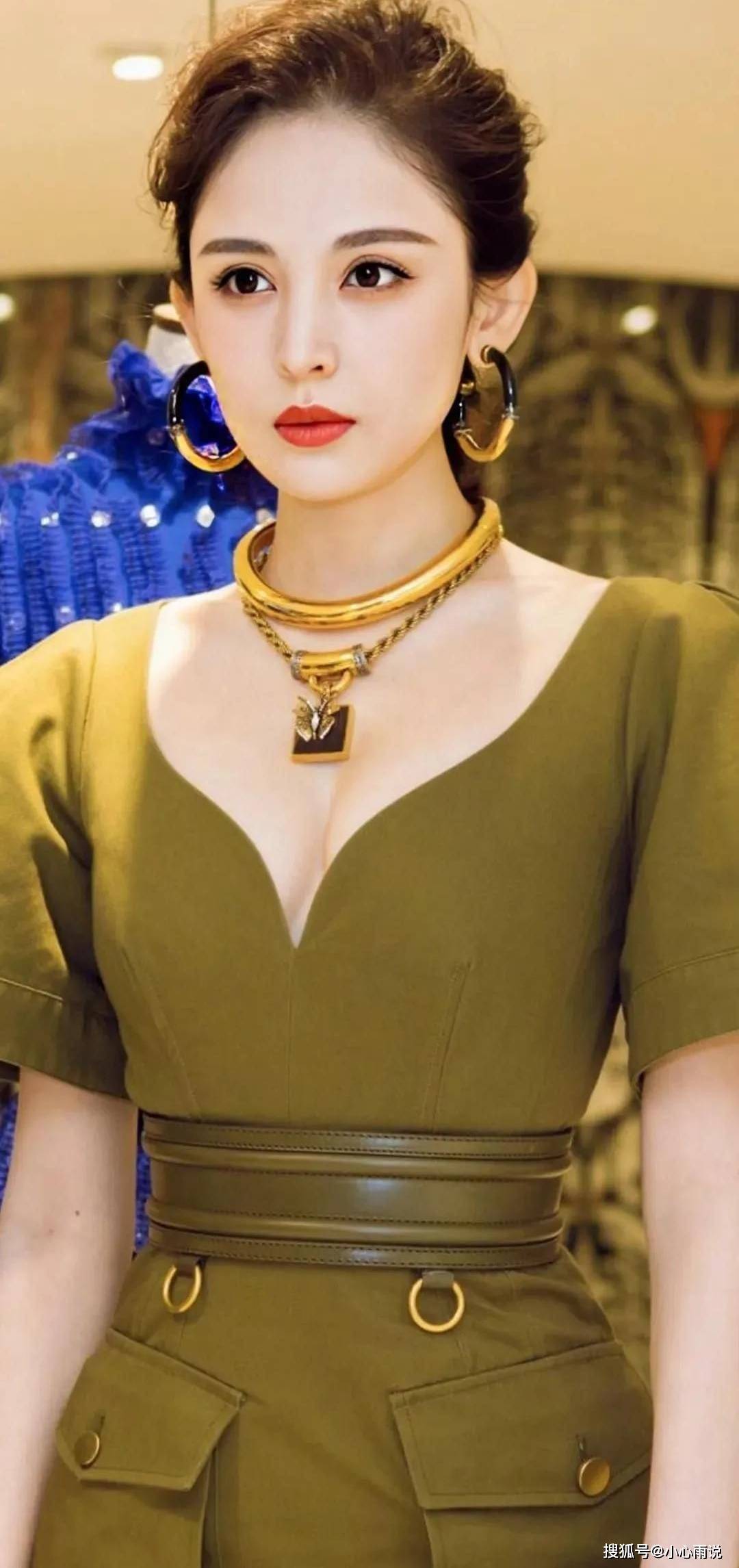 古力娜扎美照大秀事业线!肤白貌美大长腿性感迷人_秀发_黑色_美貌