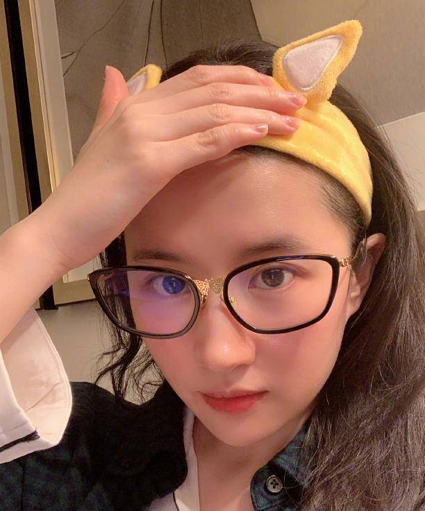 刘亦菲素颜出镜"撸猫",痘印清晰可见,手上"大鹅蛋"超抢镜_照片_女神