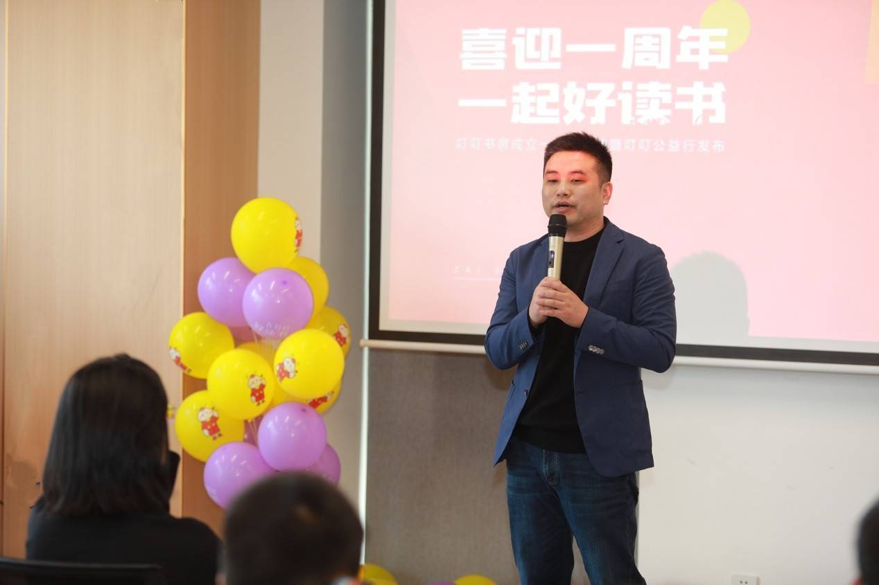 在盛典上,各位嘉宾及叮叮书房创始人魏良军,一同回顾了叮叮书房的品牌