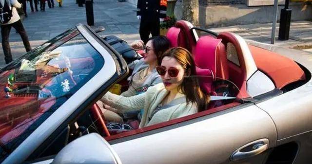 因为现在村民们都对车有一定的耳闻,对于宝马奔驰奥迪这几类车,动不动