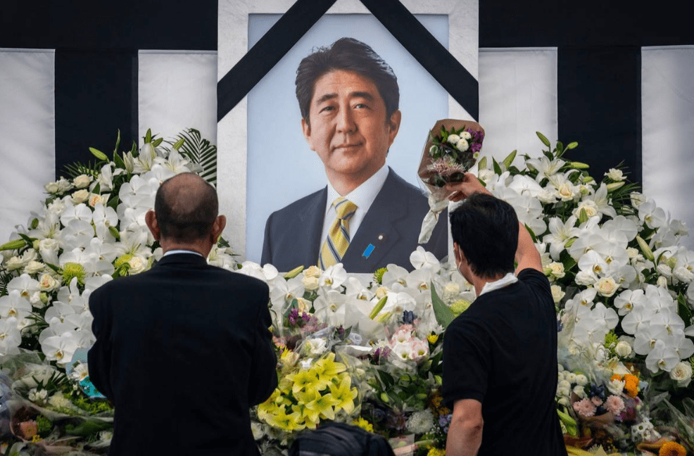 安倍晋三遗照展览,岸田文雄含泪哽咽:有一种隔空对话的感觉_日本首相
