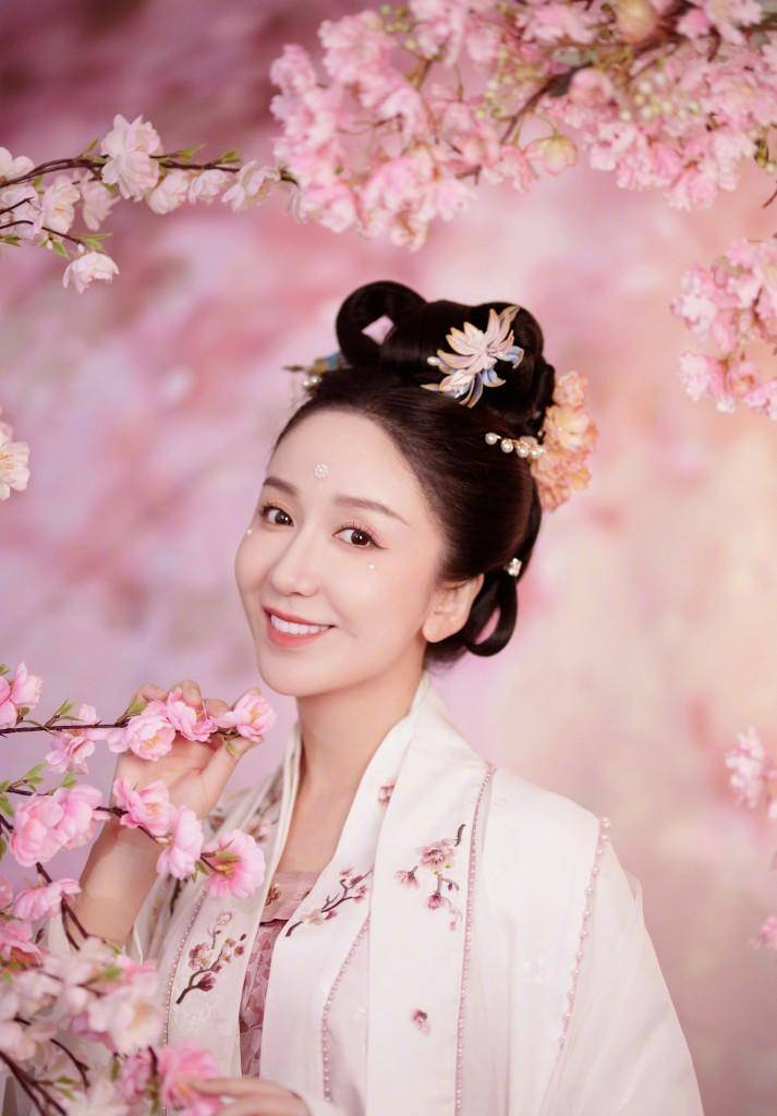 娄艺潇《高山流水觅知音》汉服造型写真 古装琵琶佳人翩翩起舞