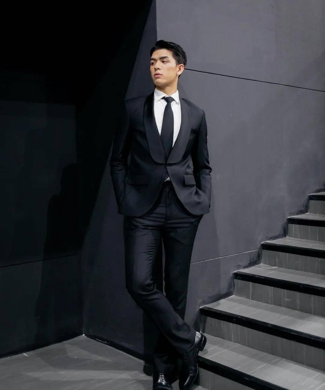 189腹肌小狼狗时尚戏曝光!