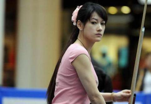 台球女神颜值气质不比潘晓婷差,却想嫁普通人,41岁仍是单身一人_何心