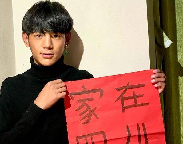 丁真舅舅年龄曝光,并非大叔而是小鲜肉?