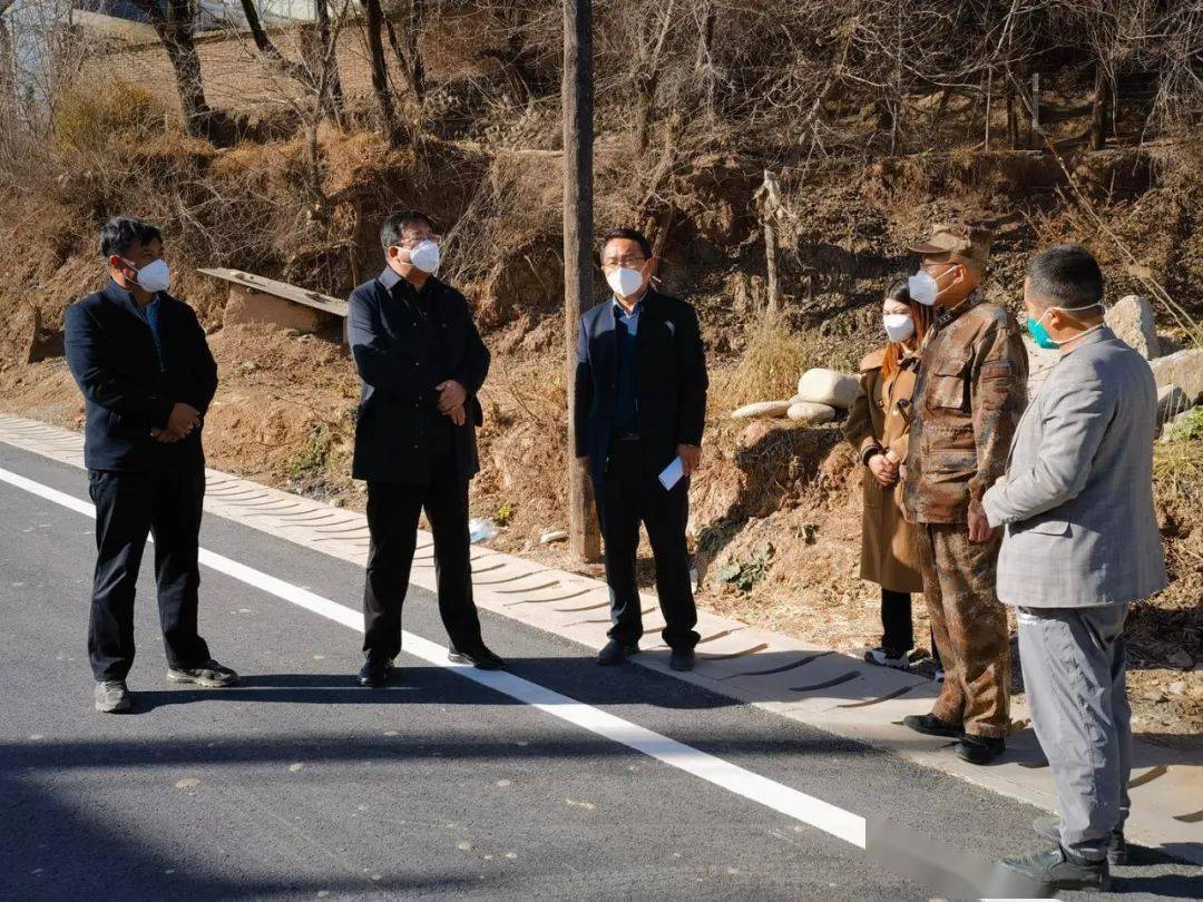 在临夏(四家咀)至和政(三岔沟)二级公路临夏县段,何存鹏实地查看公路