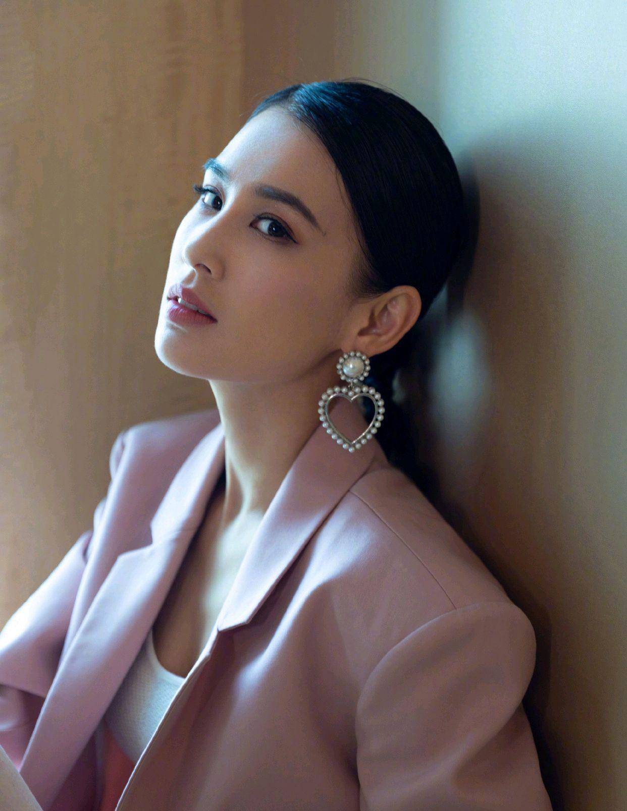 黄圣依的衣品很不错,身穿白色针织衫配浅灰色百褶裙,气质很柔和_黄胜