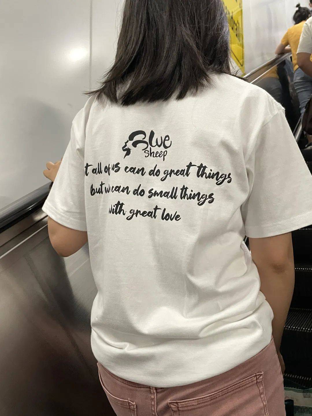 当代年轻人的后背如芒在背