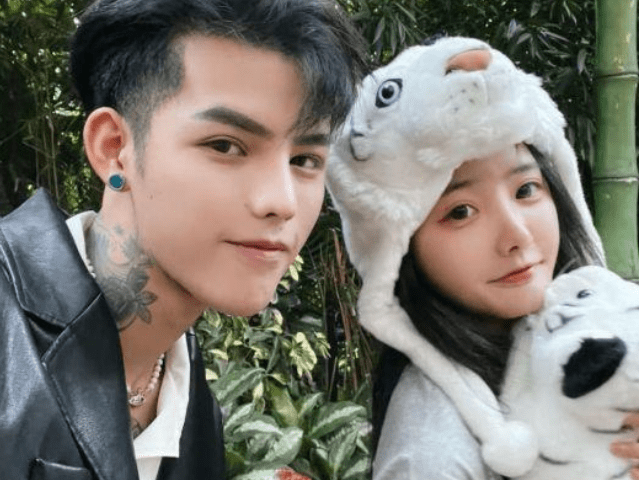 套路璐与殷世航分手后,对方放出前女友求婚视频,网友:设计好的_何婧婧