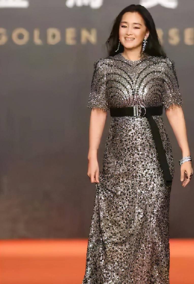 54岁巩俐高调亮相,身材发福雍容富贵,水桶腰挡不住女皇气场