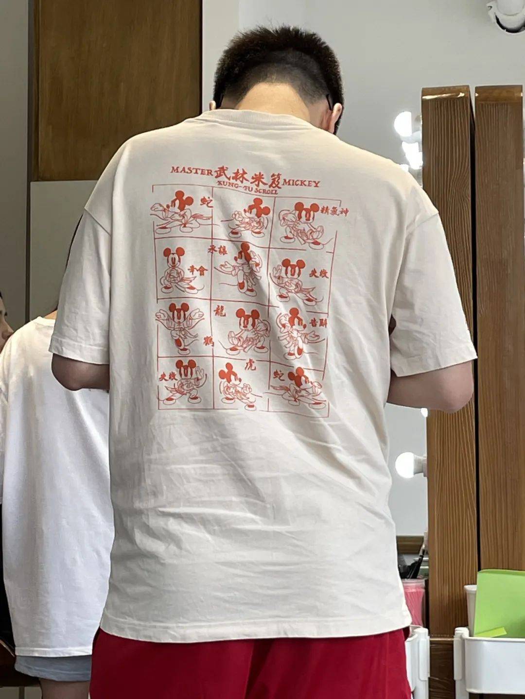 当代年轻人的后背如芒在背