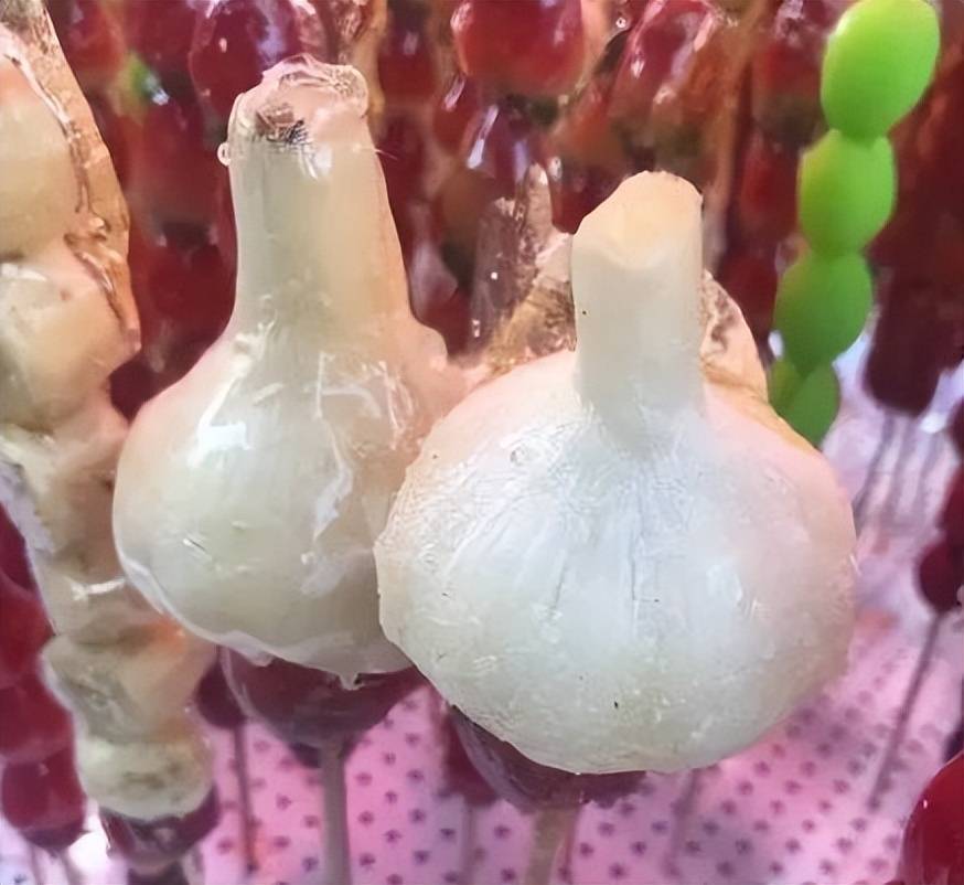 冰糖葫芦又出新花样,路人好奇引围观,顾客:这做法真"稀罕"_鸡爪_美食