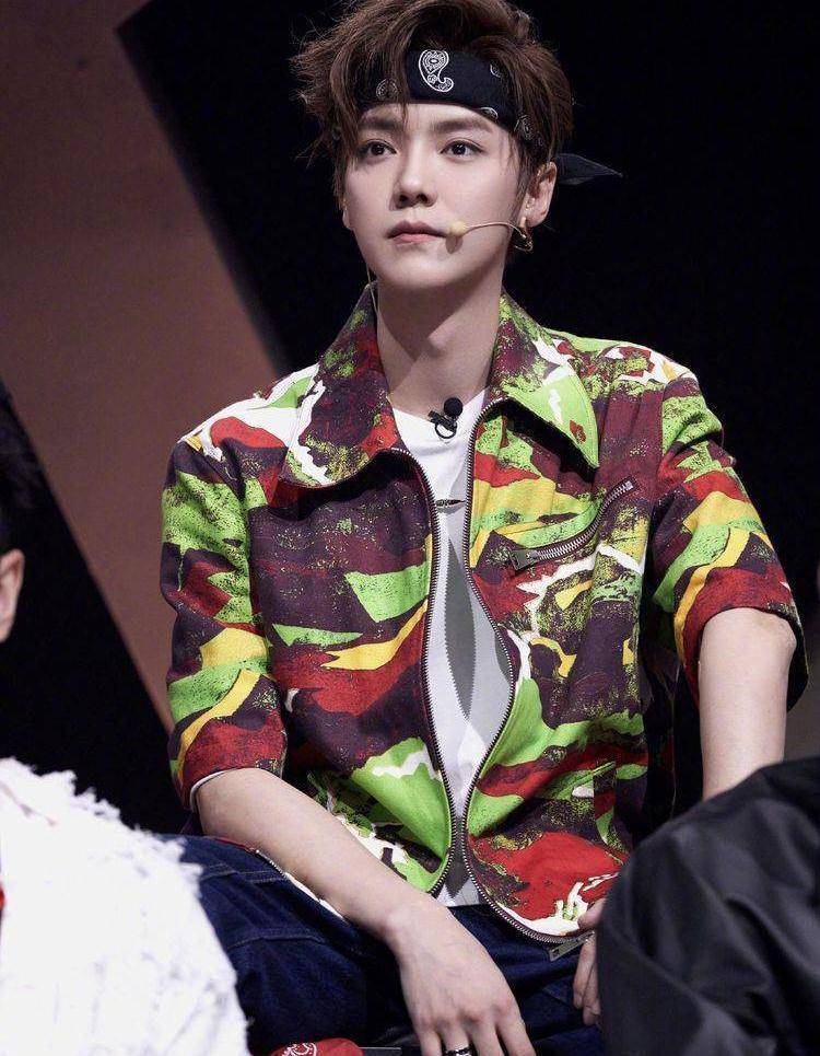 跑男铁三角录制新综艺,穿毛绒羊角扣外套,鹿晗打扮接地气_韩流_时尚