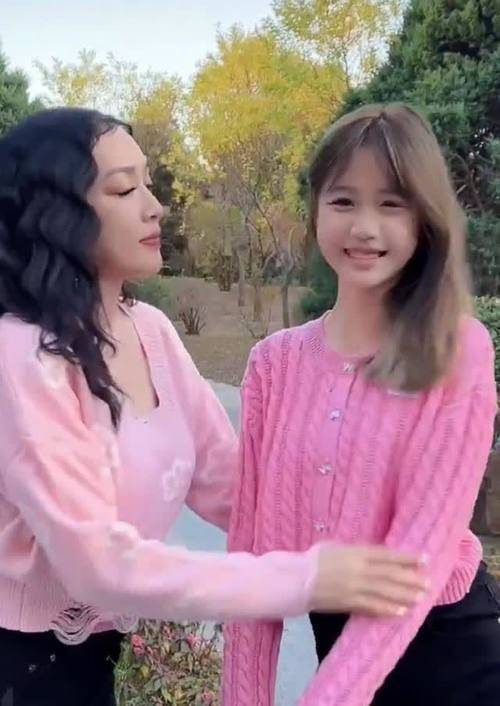 13岁的二女儿张思捷(jaden)以及12岁的小女儿张凯琳(cayla),三名女儿