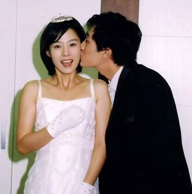 苏志燮婚后两年首与小17岁嫩妻秀恩爱,女方肤白貌美紧挽老公手臂_妻子