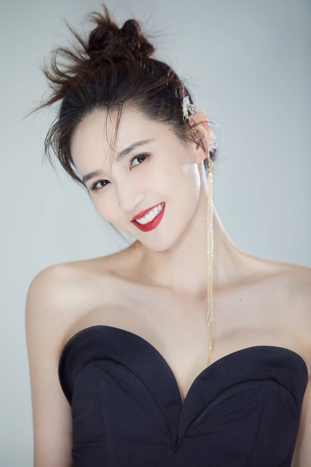 周开开深v礼服写真曝光 打破常规高级感满满_黑色_新歌_花边