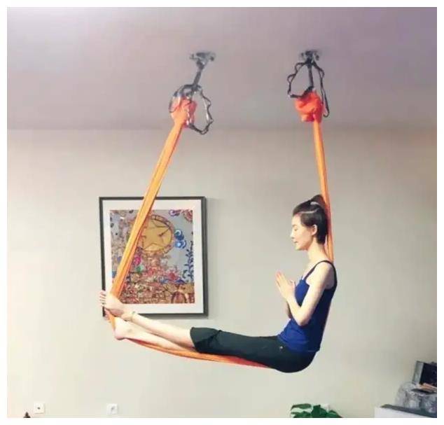 车晓在家真放得开,穿健美裤坐在空中健身,37岁身材纤细似小姑娘_气质