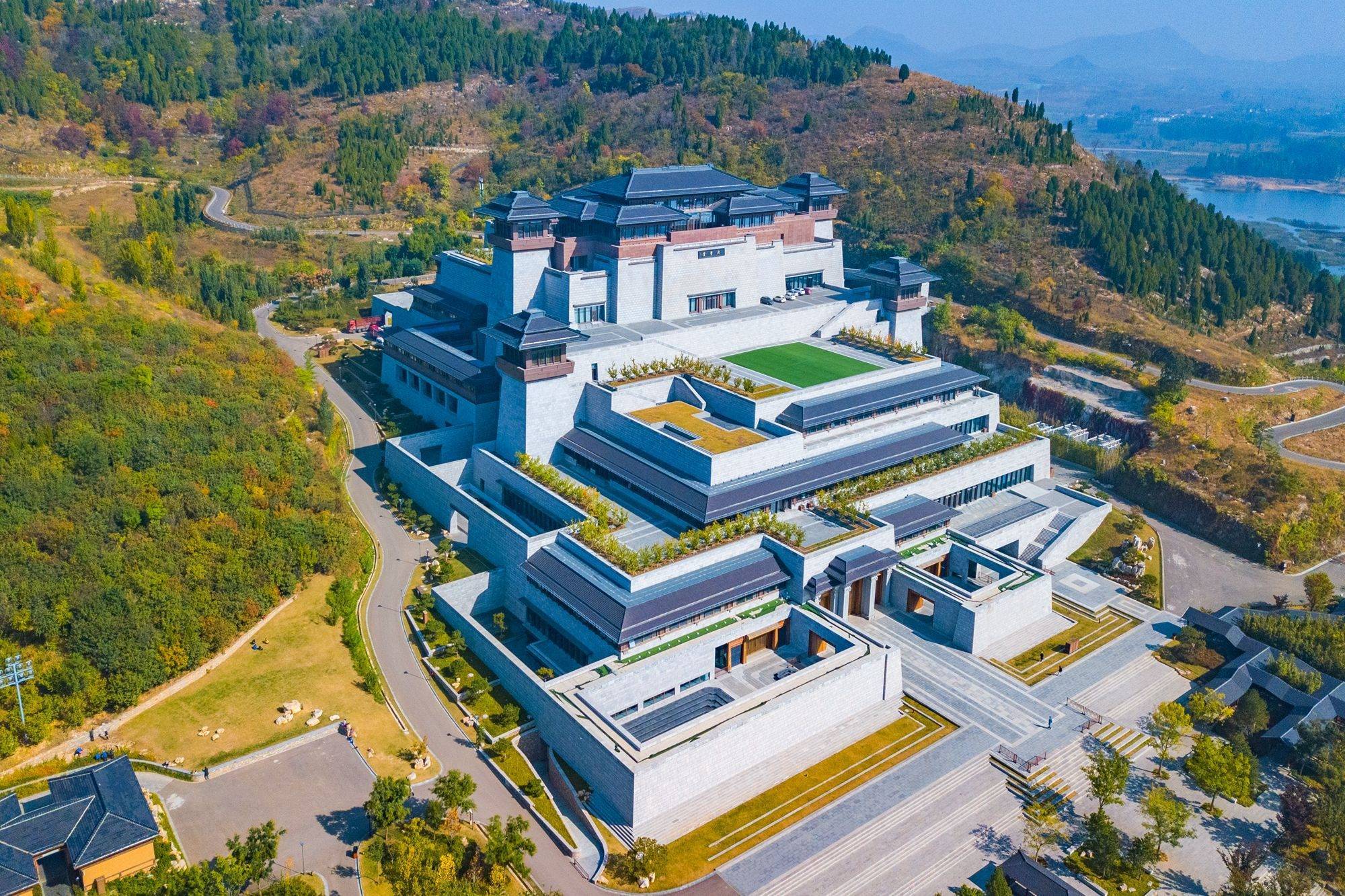尼山圣境占地面积极大,主要包括尼山圣境宫像区,大学堂,孔子像等景观