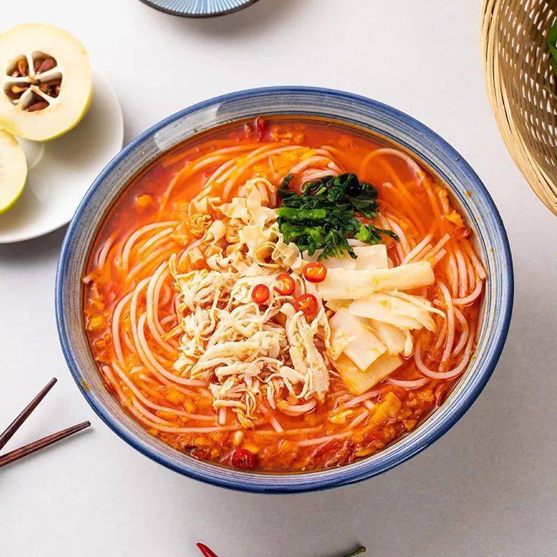 当云南酸汤木瓜鸡遇上米线,就是金风玉露,胜过人间无数.