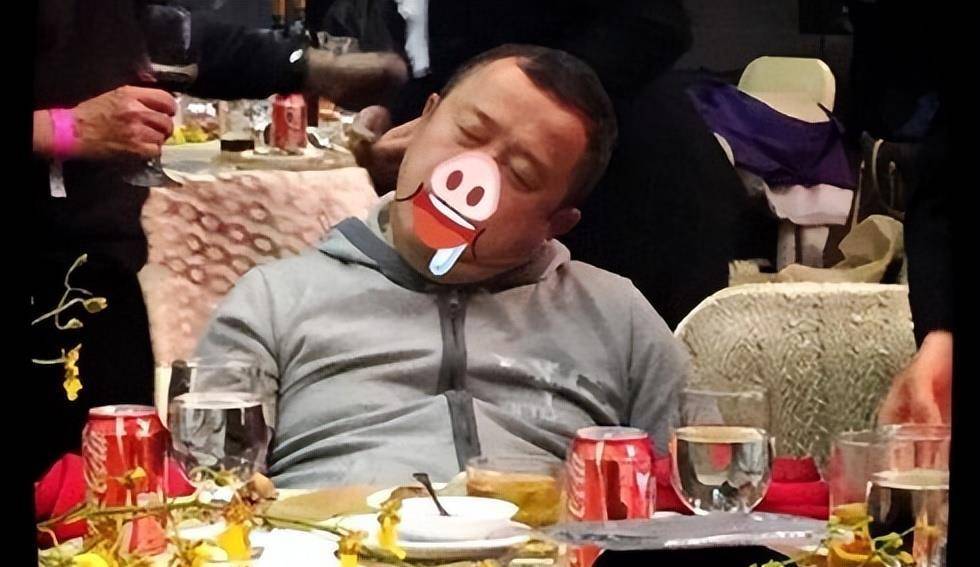 从小s到郑中基,借着酒劲干疯事,一个比一个离谱_曾志伟_徐峥_刘烨