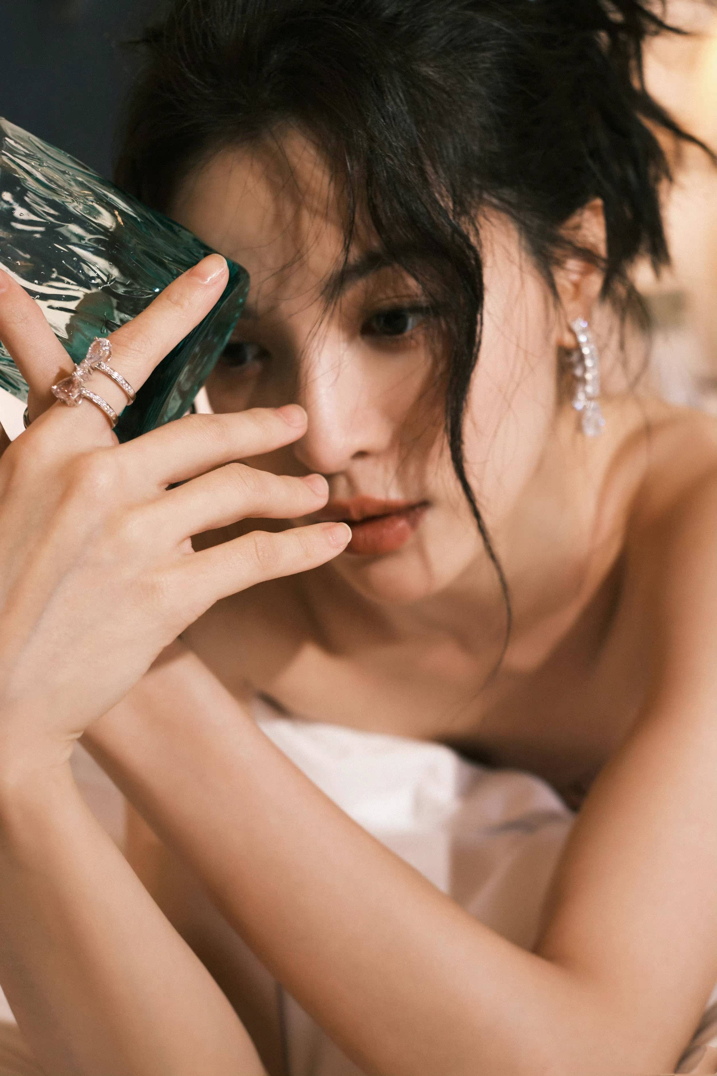 钟楚曦真不适合纯欲风,穿50cm小粉裙秀"竹竿腿",高级脸太突兀_姑娘