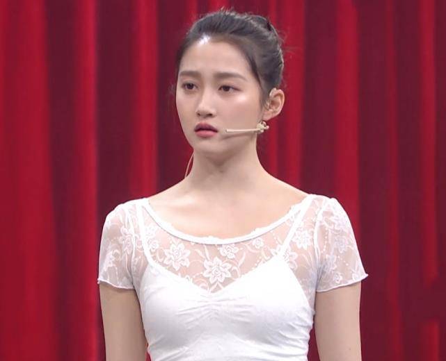 关晓彤跳芭蕾,当看到她整体造型,才知选错衣服有多影响美感_表演_舞台