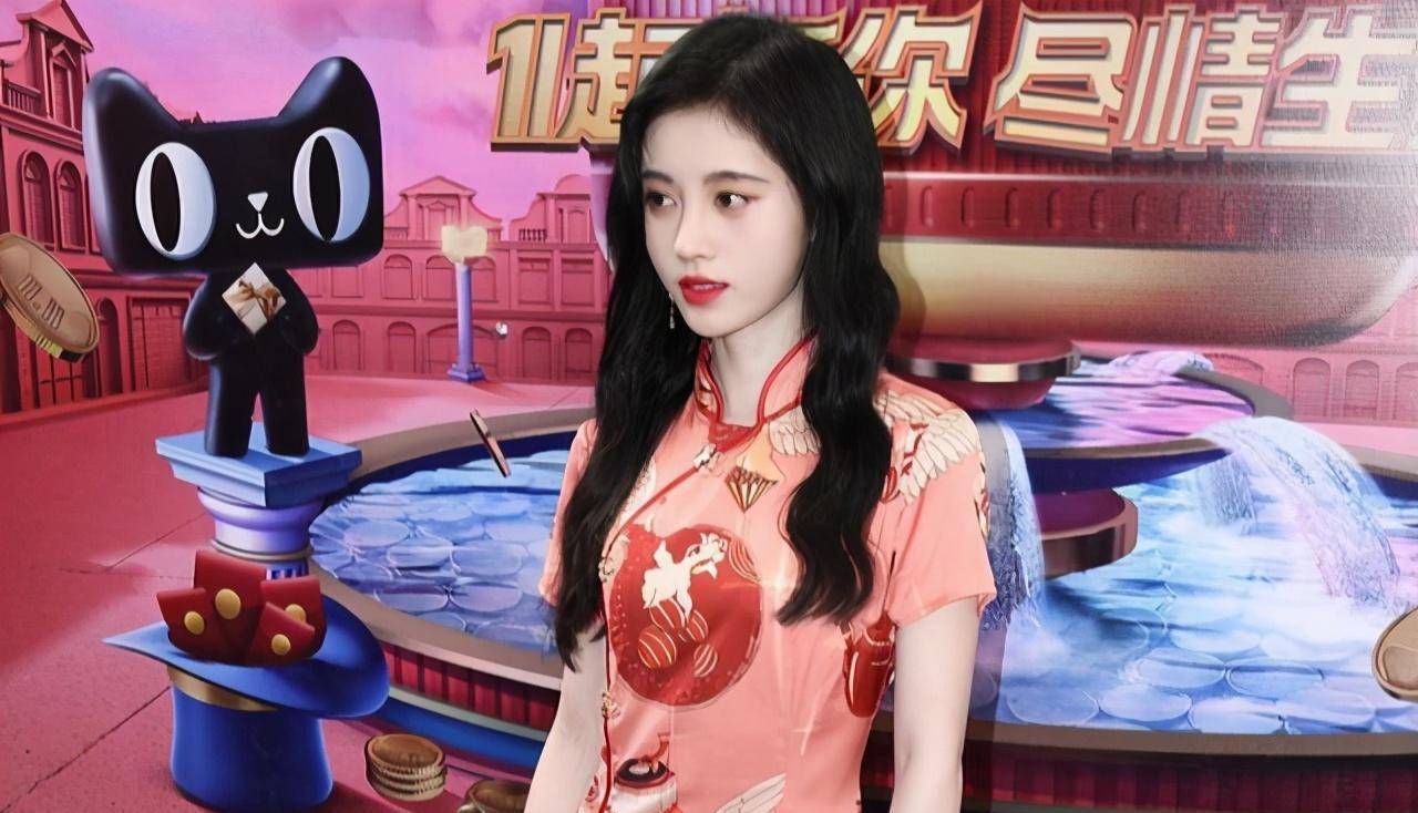 鞠婧祎穿旗袍配高筒靴,气质甜美可人,却被调侃开了"大头特效"_外套