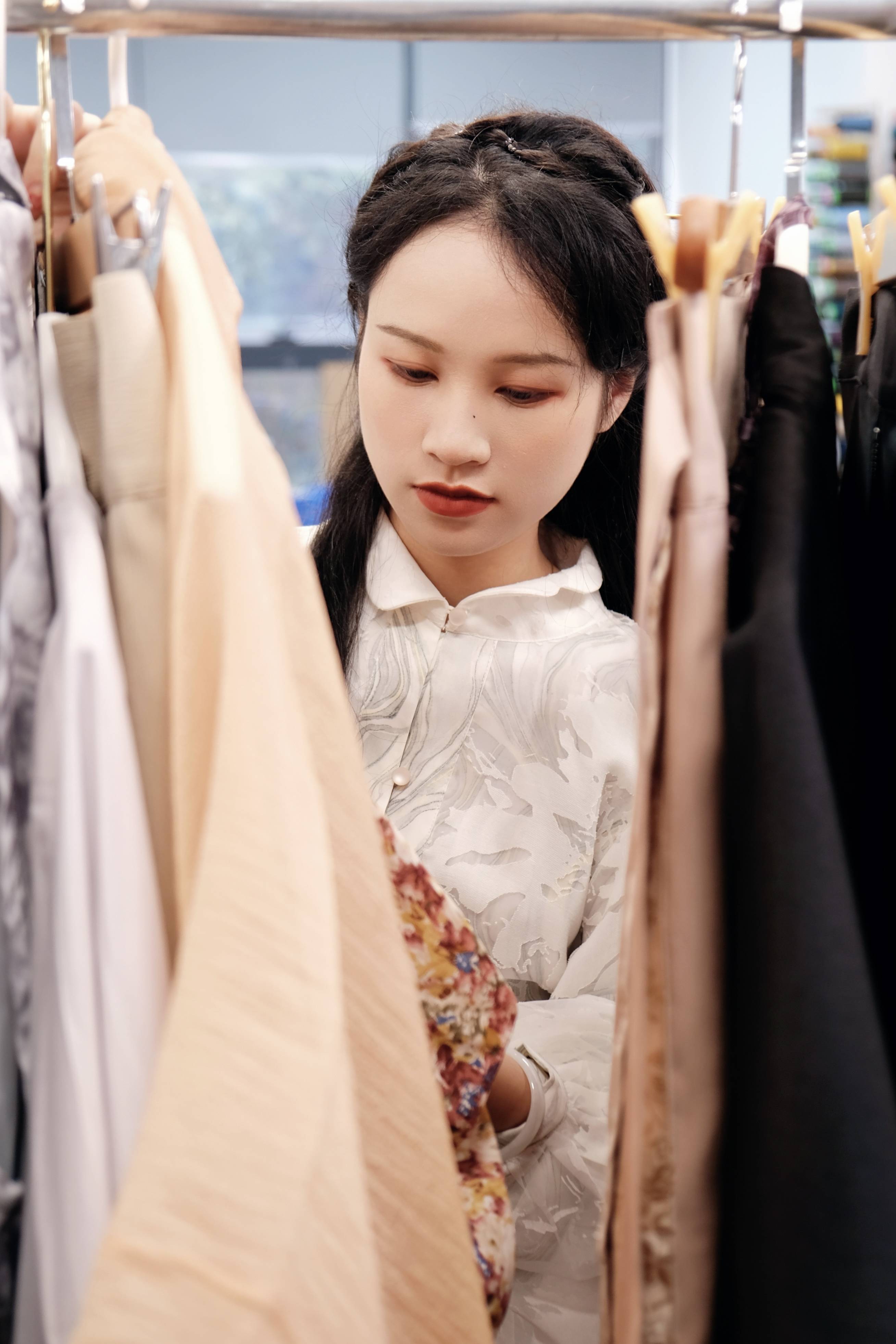 "在街头偶遇穿着自己工作室汉服的人时,蔡晓彤和同事还会再送给对方一