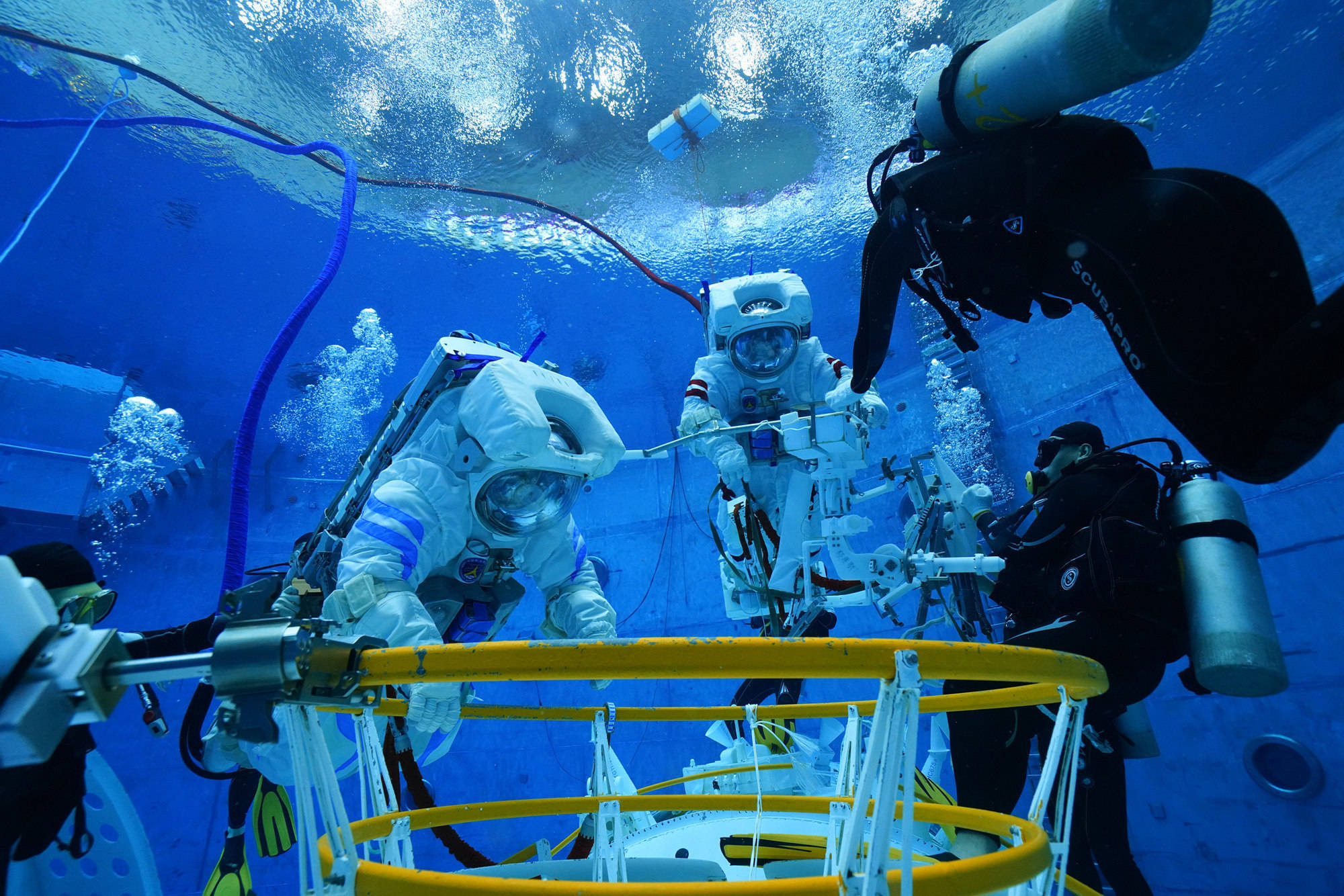 图集丨水下,模拟舱……20张图看神舟十五号航天员日常训练_徐部_孔