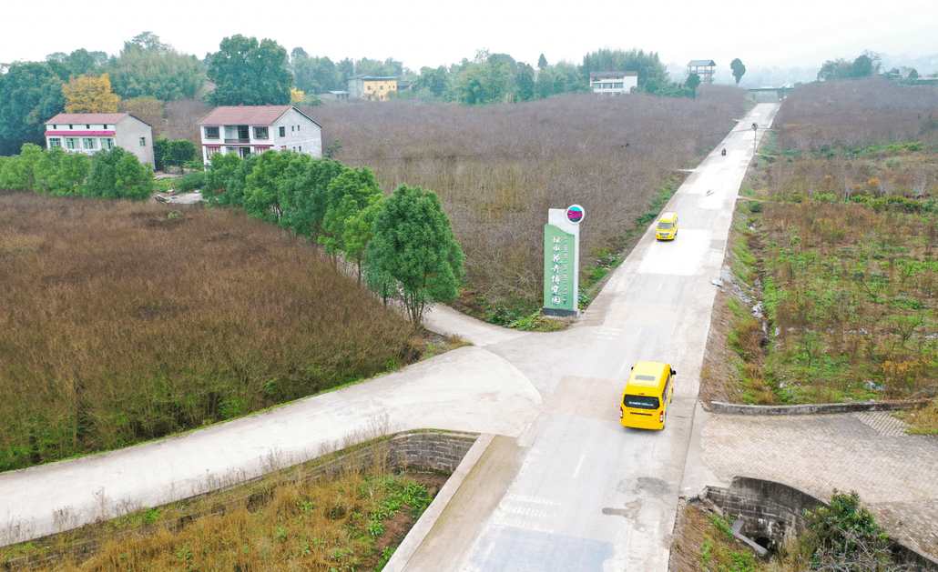 客运车辆行驶在华蓥市禄市镇凉水井村的公路上.