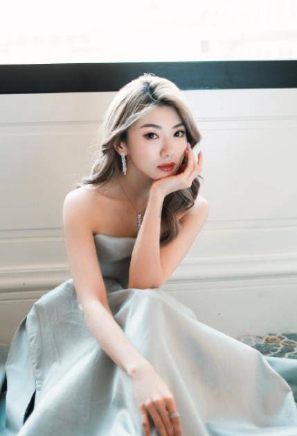 登福布斯精英榜,跻身名媛圈,合作一众明星,网红徐老师凭什么?