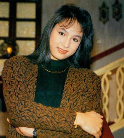 何美婷与温兆伦都是演员,所以一来二去两人就互相爱慕上彼此.