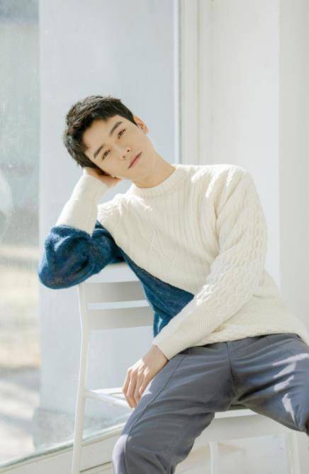 龚俊在《山河令》之前与三线女星周雨彤合作了《从结婚开始恋爱》,是