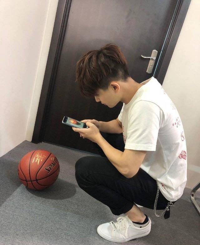 任嘉伦与谭松韵又同框,可惜图p过分,网友:不信嘉伦没心动过_乒乓球