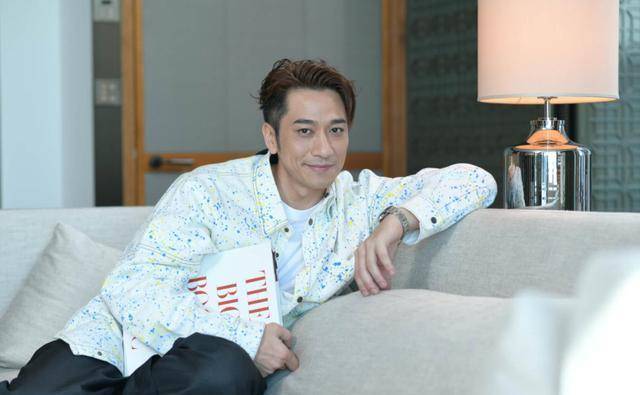 但是吴卓羲就表示,虽然现在很多年轻的艺人都结婚生小孩,但是自己的