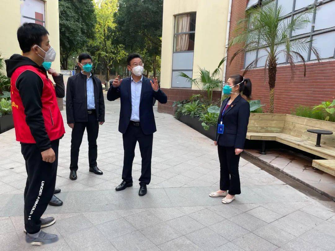 两江新区党工委委员,管委会副主任张黎作为天宫殿街道疫情防控工作