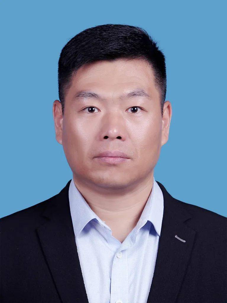 全国"人民满意的公务员"和"人民满意的公务员集体"事迹展播丨郑长华