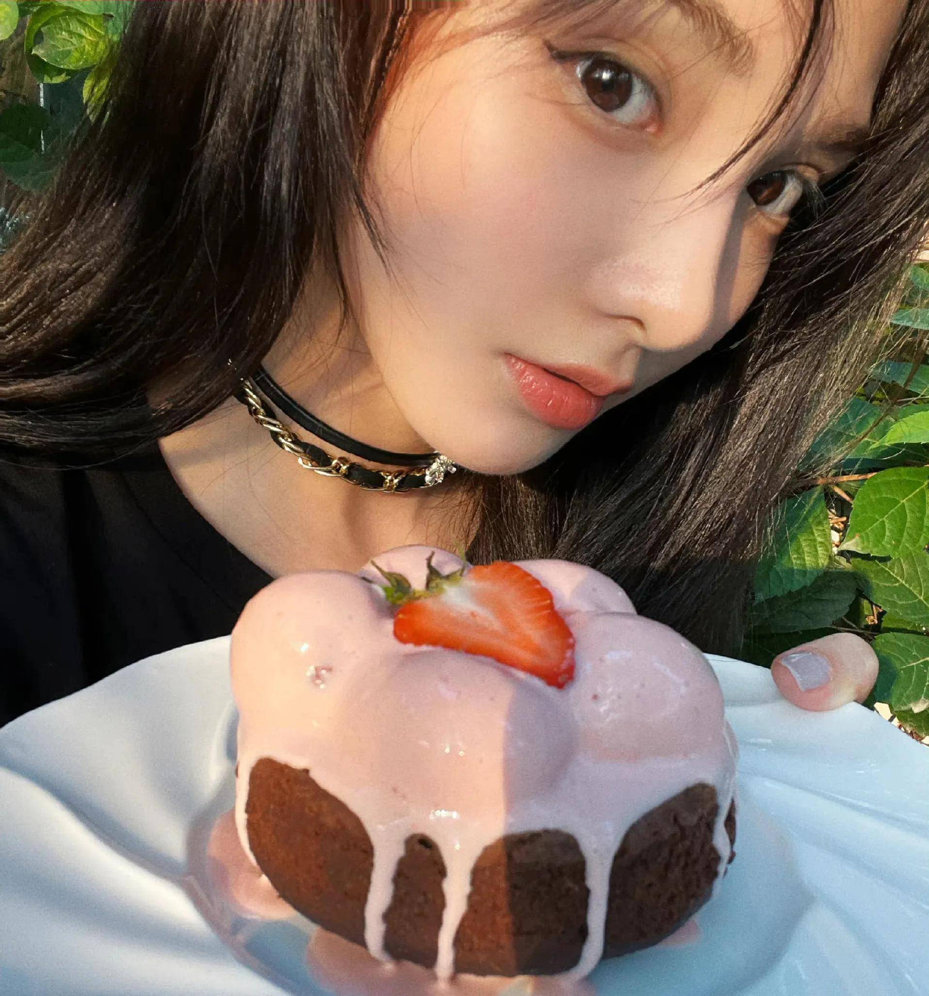 女星彭小苒时尚写真:甜美可爱,靓丽姣美