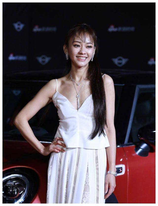 陈意涵产后瘦到脱相,穿深v吊带衫完全撑不起来,看完不想减肥_身材