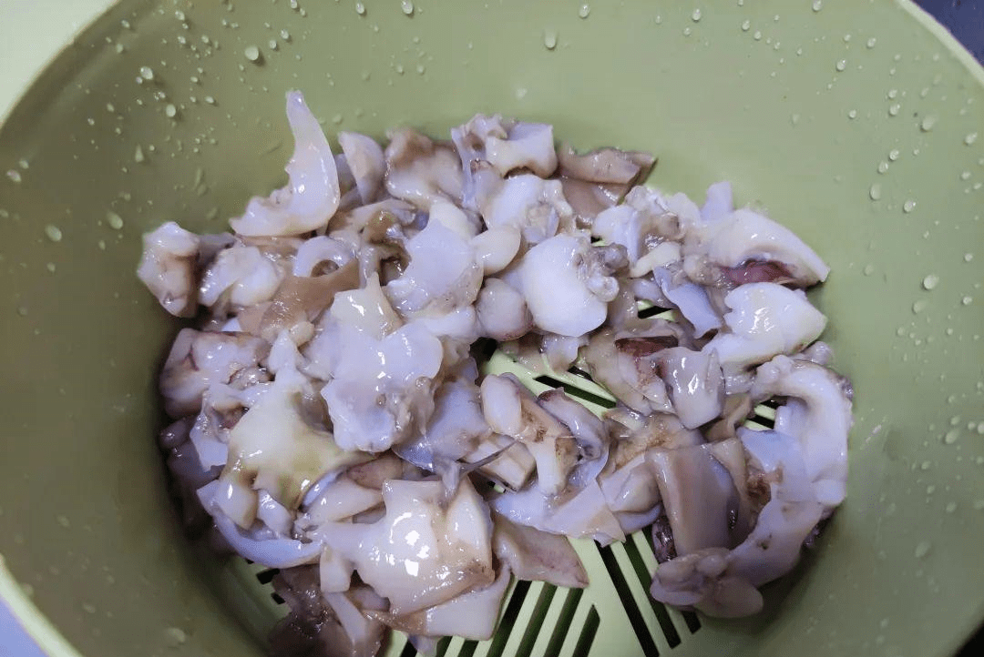 买回来的鱿鱼脖放在清水中冲洗干净,一般我们买到的很多都是速冻的