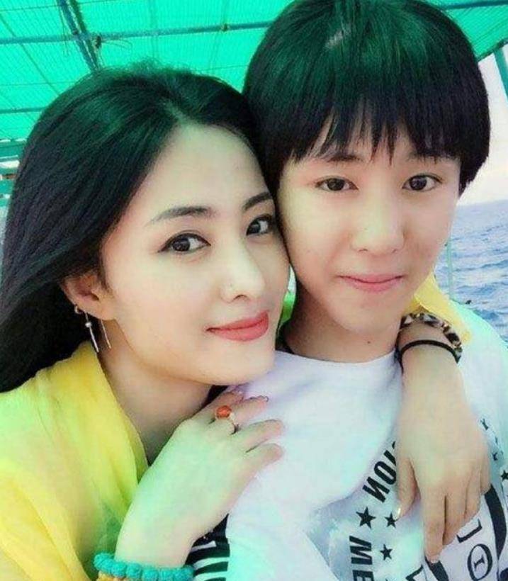 她被稱為趙本山最美的女弟子,嫁給大7歲的老公,兩人事業有成_張可