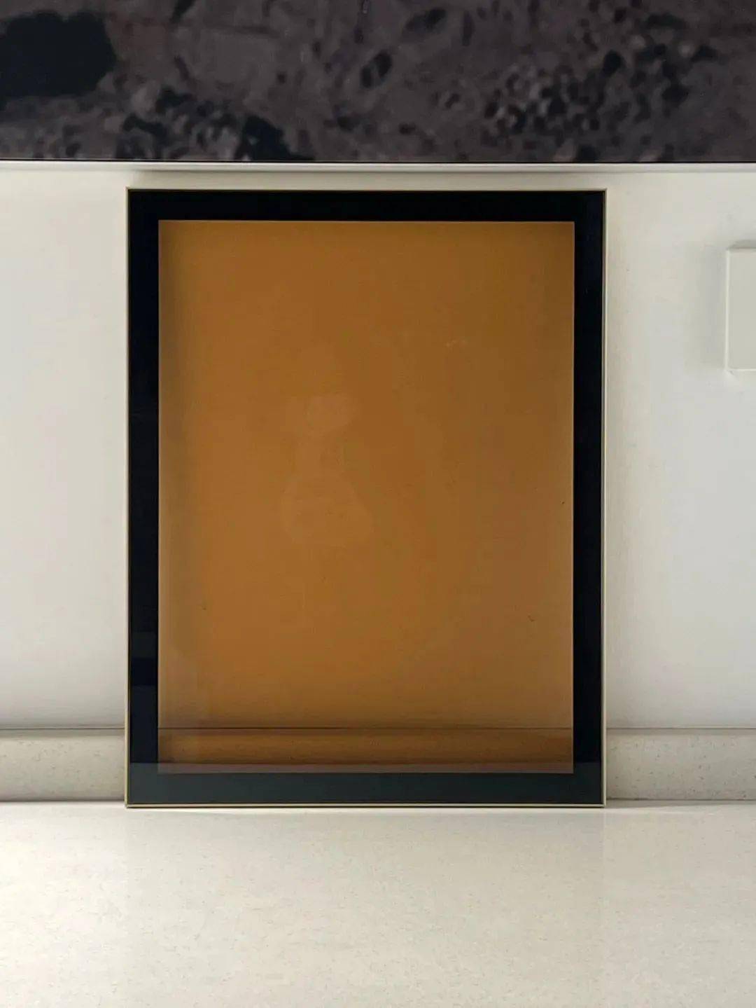 茶色玻璃柜门黑边框图片