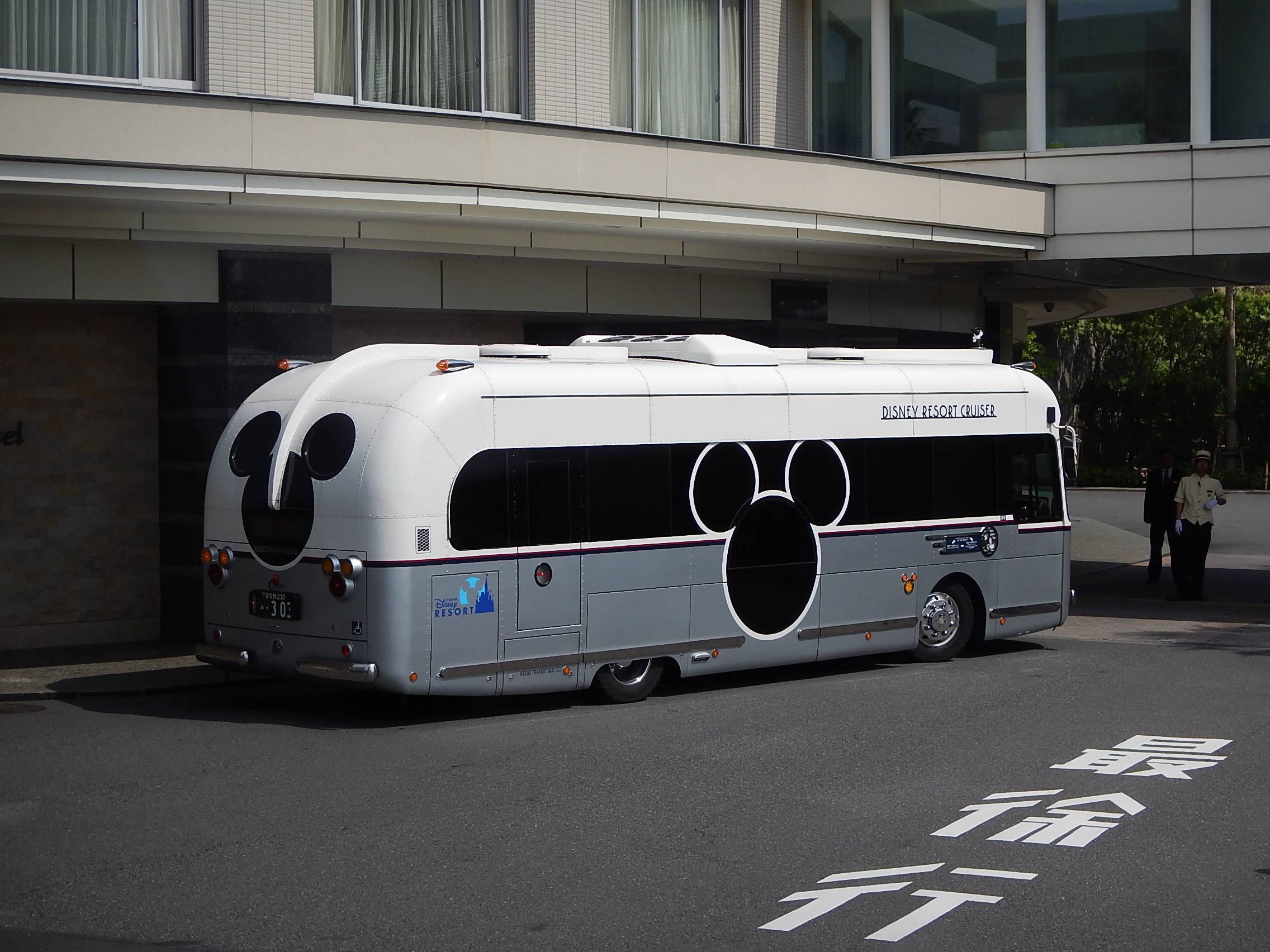 米奇主题巴士空降东京迪士尼,萌酷造型吸粉无数_装饰_标志_形状