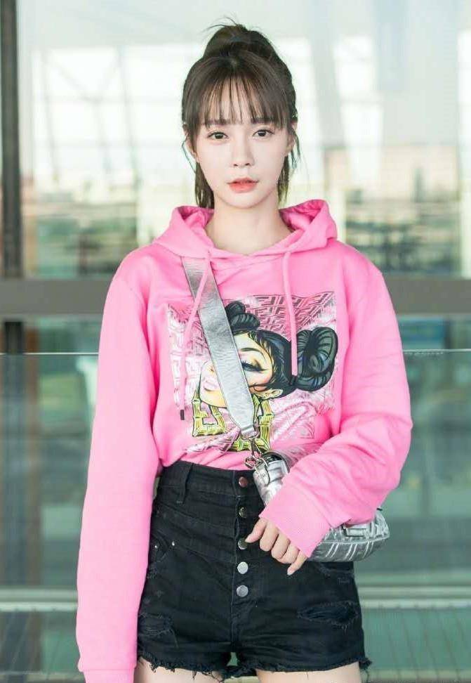 今年夏天流行宋茜的"女团高马尾",33秒变23,减龄又好看,真香_发型