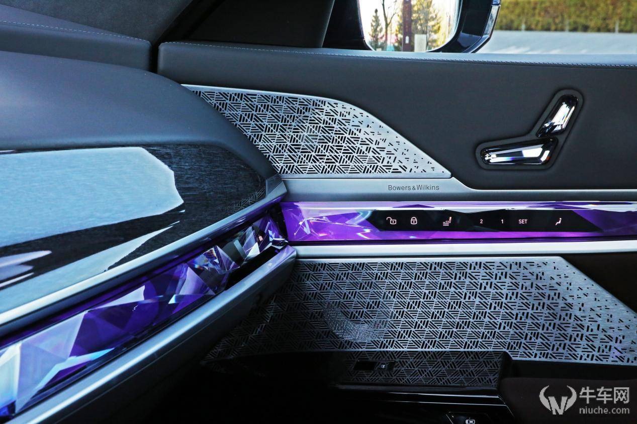 大家知道奔驰将各式各样的氛围灯玩的天花乱坠,而宝马则选择了逼格更