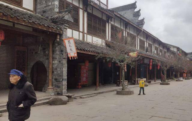 在古镇正中央还有郪江汉墓,它曾是先秦时期郭国王城所在地,内部的各种