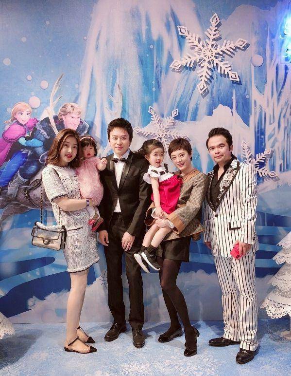 孙俪邓超给女儿举办生日会,小花妹妹又被亲到表情凝固了_体式_双手