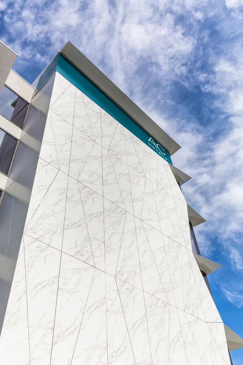 外墙:tg05e卡拉卡塔呈梯形的卡拉卡塔外墙一直延伸到建筑的底部